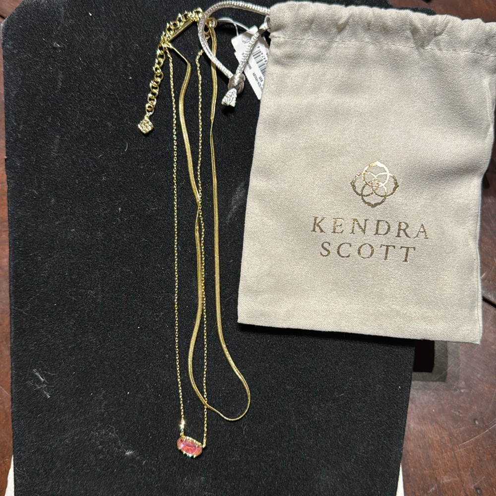 Kendra Scott necklace